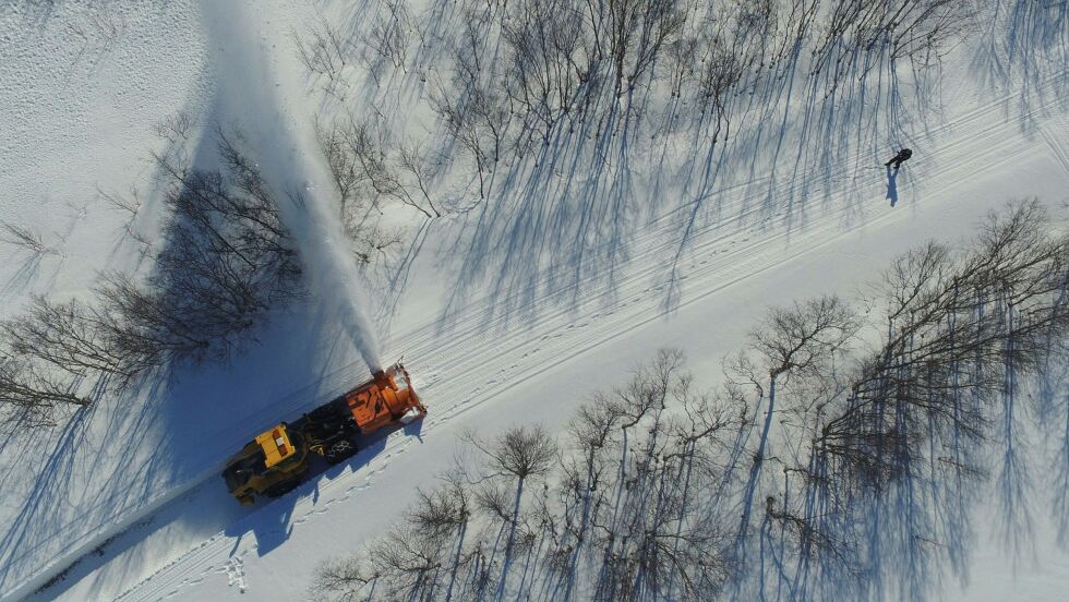Fre­se­ren til Sund­quist spi­ser seg ef­fek­tiv inn­over Is­havs­vei­en, og vei­en kan bli åpna for ferd­sel 15. mai om vær­gu­de­ne er snil­le. Dronefoto: Jon Aron­sen