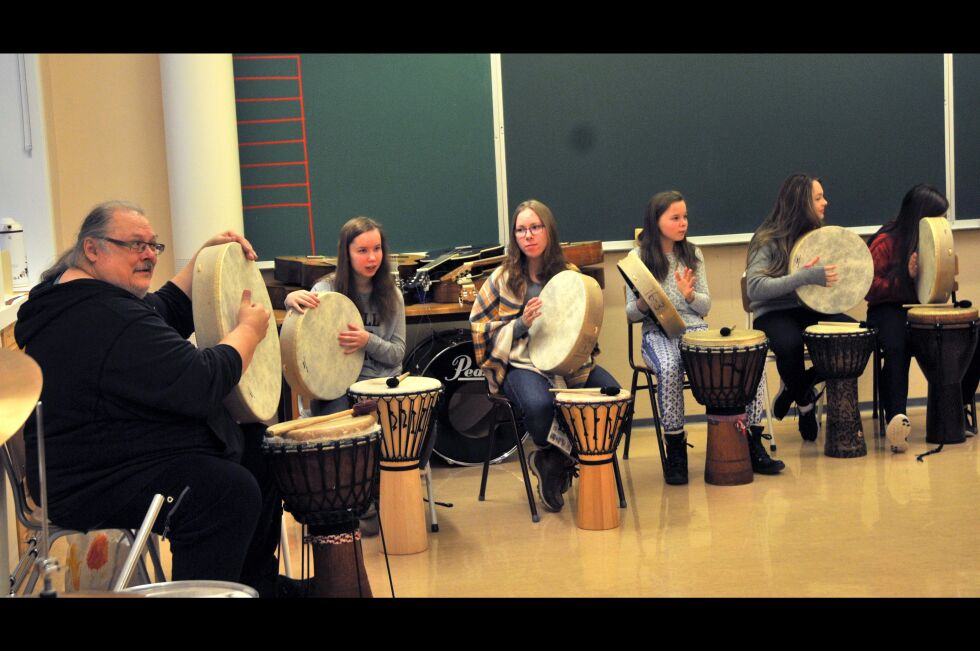 Elevene slo seg virkelig løs med Halvdan Nedrejord som instruktør for trommegruppen.
 Foto: Hannah Persen