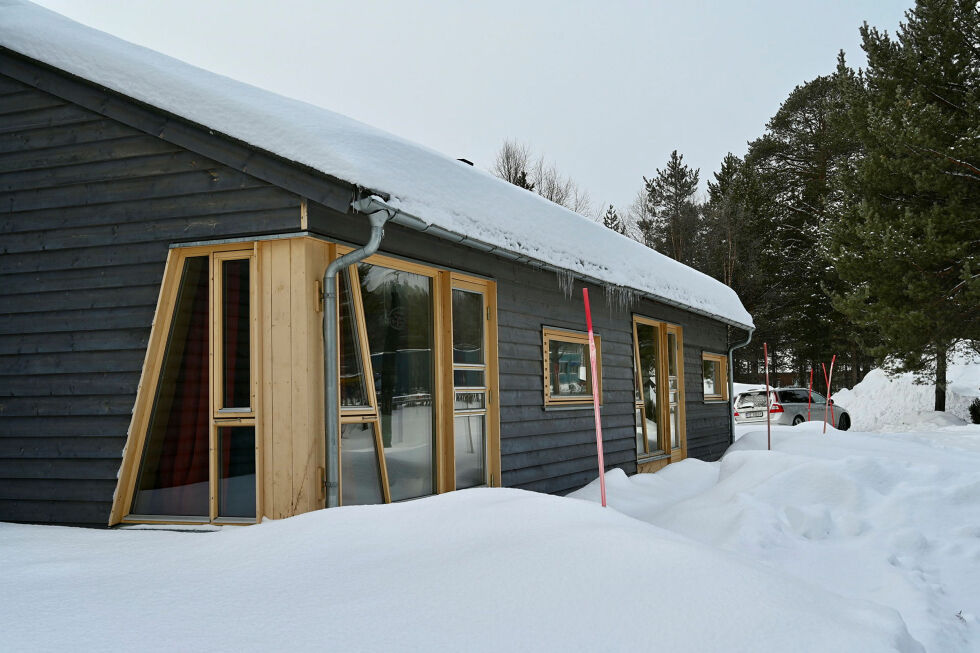 Dette er utenfor leiligheten hvor avdøde bodde i omsorgsboligen. Flere av vinduene lar seg åpne, og fra noen av dem er det bare ca én meter ned til bakken.
 Foto: Yvette M Stornes