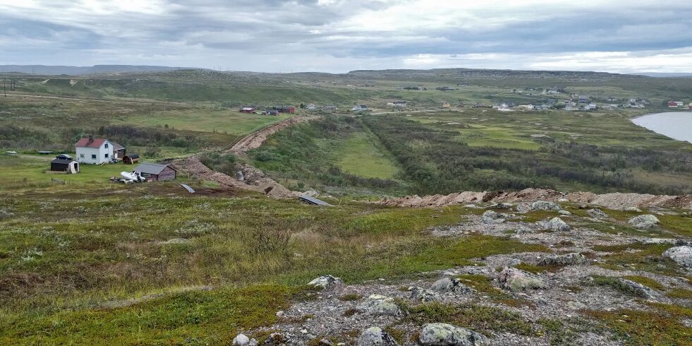 Det ble gjort skader på i alt tre gamle boplasser langs traseen som ble gravd ut fra Karlebotn mot Sirdagohppe sist sommer.
 Foto: Finnmark fylkeskommune