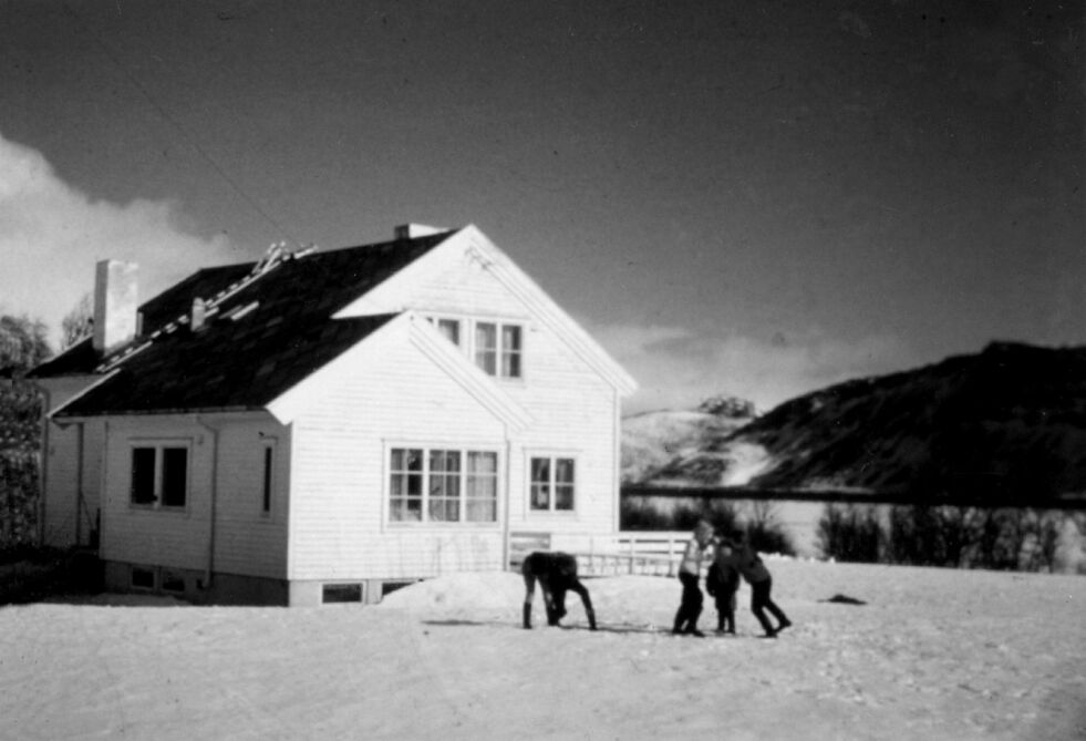 Prestebarna leker med venner utenfor prestegården på Langnes i 1963. 
FOTO: Arvid H. Nergård