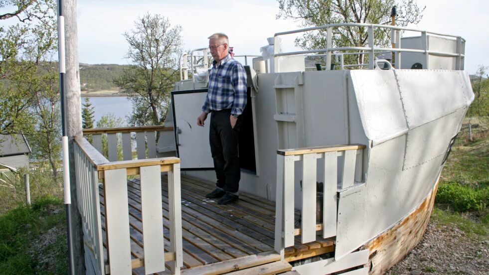 Jan Sivertsen er ute på «dekket» for å se på været.
 Foto: Anton Sivertsen