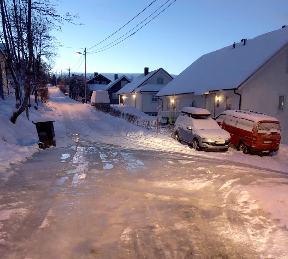 I flere uker rant det godt med vann ned på eiendommer og ut i Kristen Nygaardsgate ned mot sterkt trafikkerte Pasvikveien.
 Foto: Hallgeir Henriksen