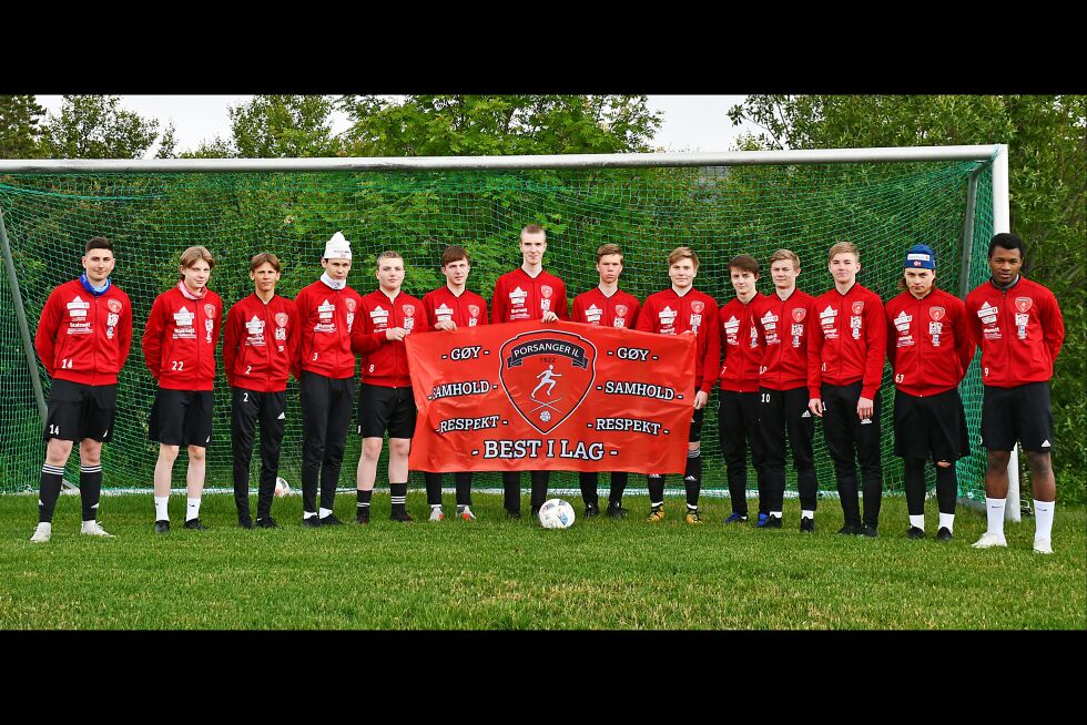 Norway Cup er årets store høydepunkt for spillerne i Gutter 17 i Porsanger IL og ungdommene gleder seg til avreise. Fra venstre: Sten Kevin Marceliussen, Adrian Rollstad Johnsen, Jøte Masternes, Odd Andre Nicolaisen, Erlen Rasmussen, Viktor Hansen, Patryk Murawski, Joakim Andersen, Gauti Atlason, Adrian Haugli Rasmussen, Joakim Borgen, Vebjørn Blomkvist, Tor Agnar Olli og David Jallah. Ikke til stede: Key Persen, Andreas Olsen.
 Foto: Irene Andersen