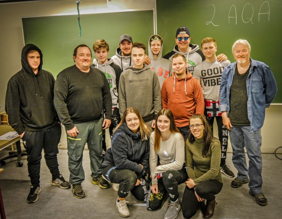 De har bestemt seg for å ta utdanning for å arbeide i oppdrettsnæringen. Nå skal de ut i to års lærlingepraksis. Bak fra venstre Mathias Kjellmann (18) fra Talvik, Kim-Are Kristiansen (43) fra Lakselv, Sindre Aasheim (17) fra Alta, Einar Borch (24) fra Alta, Morten Larsen (17) fra Friarfjord, Roar Samuelsen (17) fra Honningsvåg/Alta, Sten-Eirik Sara Guttormsen (24) fra Alta, Marius Nilsen (17) fra Honningsvåg, Remy Wikerøy Angell (17) fra Kjøllefjord og faglærer Johnny Andreassen (62) fra Honningsvåg. Sittende foran fra venstre Tiril Olsen (18) fra Kvalsund, Elise Webber (19) fra Øksfjord og Ann-Kristin Samuelsen (31) fra Repvåg. Lemet Gamst fra Lebesby og Kristoffer Oskarsen fra Hammerfest har også gått i klassen, men var ikke til stede da bildet ble tatt.
 Foto: Geir Johansen
