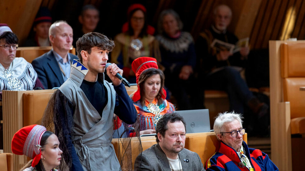 – Jeg er veldig vant med å være i dette rommet i en rolle som folkevalgt politiker og med det arbeidet som følger den rollen. Det at jeg også kunne ta inn den kunstneriske delen som jeg jobber med til vanlig som musiker og scenekunstner må jeg si er en spesiell opplevelse, sier Ole-Henrik Lifjell (NSR).
 Foto: Cecilie Bergan Stuedal