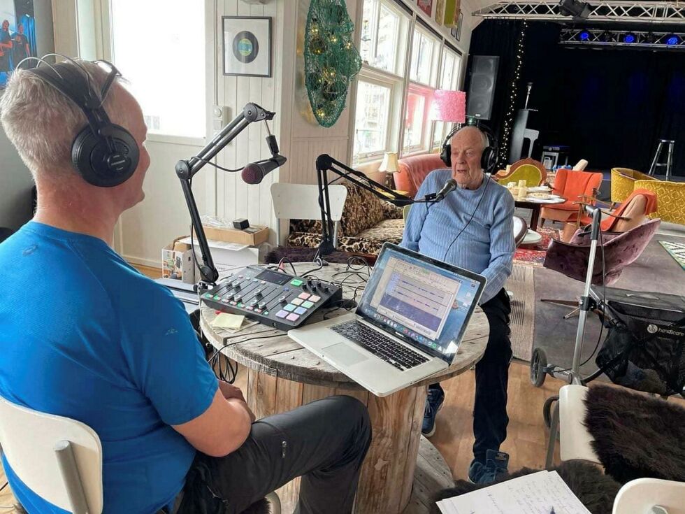 I en av podkastene som Perleporten kulturhus har laget, intervjuer Tore Fosse kulturlegenden Thor Tuv, hvor 96-åringen forteller om et langt liv i kulturens tjeneste. Foto: Perlepodden
