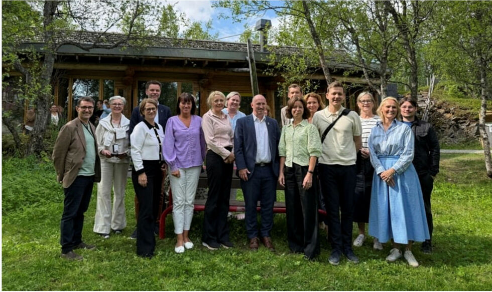 Utvalget for velferd i Norden i Nordisk råd på sommermøte i Tromsø 2025. Utvalget står samlet foran Árdna – Universitetets samiske kulturhus sammen med forskere og fakultet fra Universitetet i Tromsø.
 Foto: Miriam Fottland/norden.org
