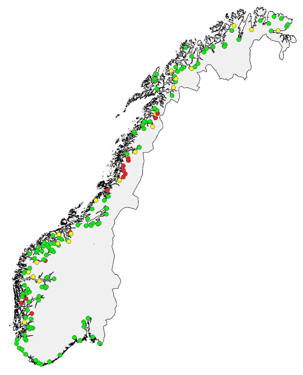 Kartet fra Hav­forsk­nings­in­sti­tut­tets nye rap­port viser anslag for rømt opp­dretts­laks i de vass­drag som ble vur­dert i 2021. Grønne sirk­ler er der inn­slaget av rømt opp­dretts­laks er vur­dert til å være lavt, det vil si mindre enn fire pro­sent. Gule sirk­ler er mid­dels inn­slag av røm­lin­gene, mellom fire og ti pro­sent. Mens røde sirk­ler viser høy andel oppdrettslaks, det vil si over ti pro­sent. Figur: Hav­forsk­nings­in­sti­tutt­et.