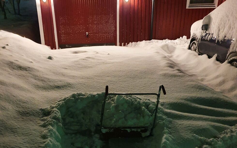 Et­ter nær null ned­bør den siste må­ne­den i Nord-Var­ang­er, har det de siste to dag­ene falt om lag én me­ter sne.
 Foto: Torbjørn Ittelin