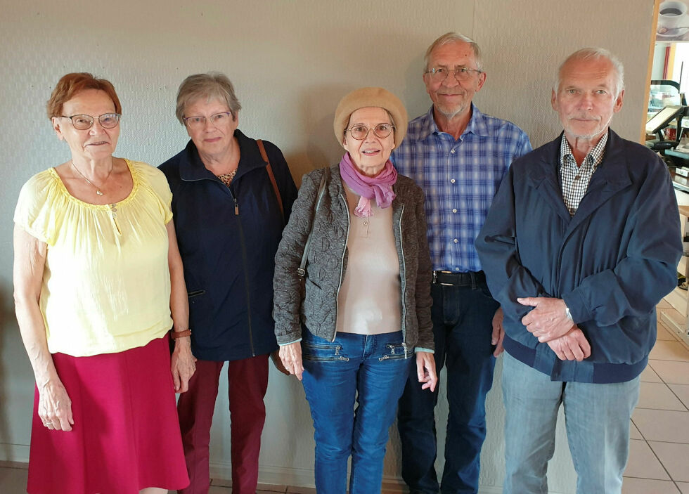 Fra venstre Asfrid Karlsen, Sigrid Kåby, Mary Amundsen, Arvid Samuelsen og Odd Henriksen.
 Foto: Privat