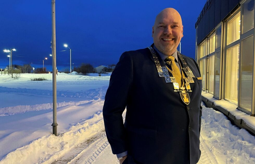 Det var en fornøyd fylkesordfører Hans-Jacob Bønå som onsdag morgen var ute og heiste flagget for Finnmark fylkeskommune.
 Foto: FFK