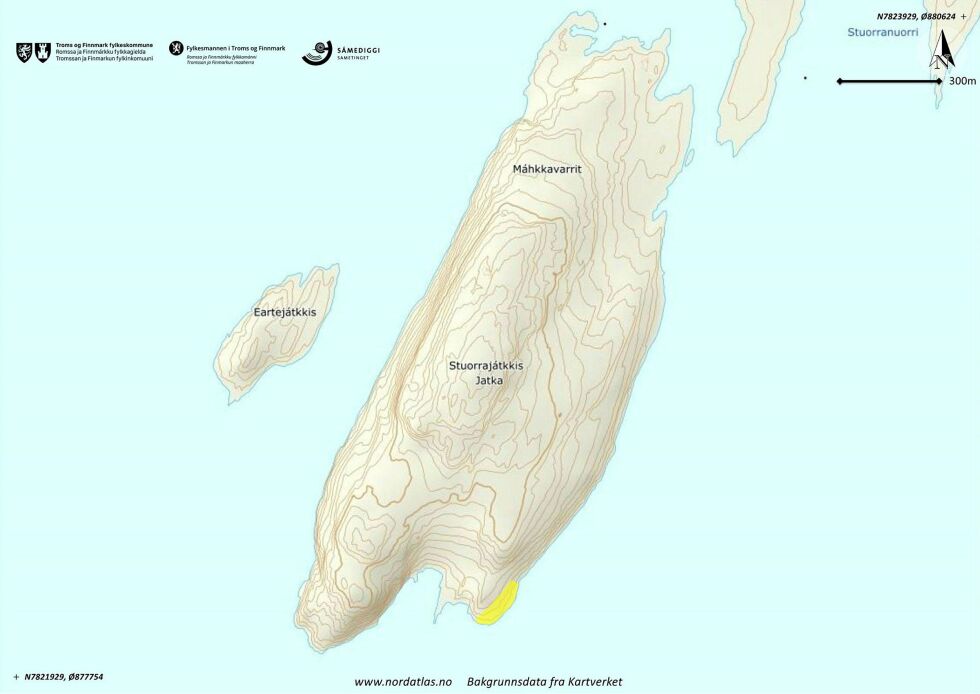 Parsellen Vađasláttat (merket med gult) ligger på sydøstsida av øya Stuorrajátkkis i Porsangerfjorden. Kartgrunnlag: Nordatlas