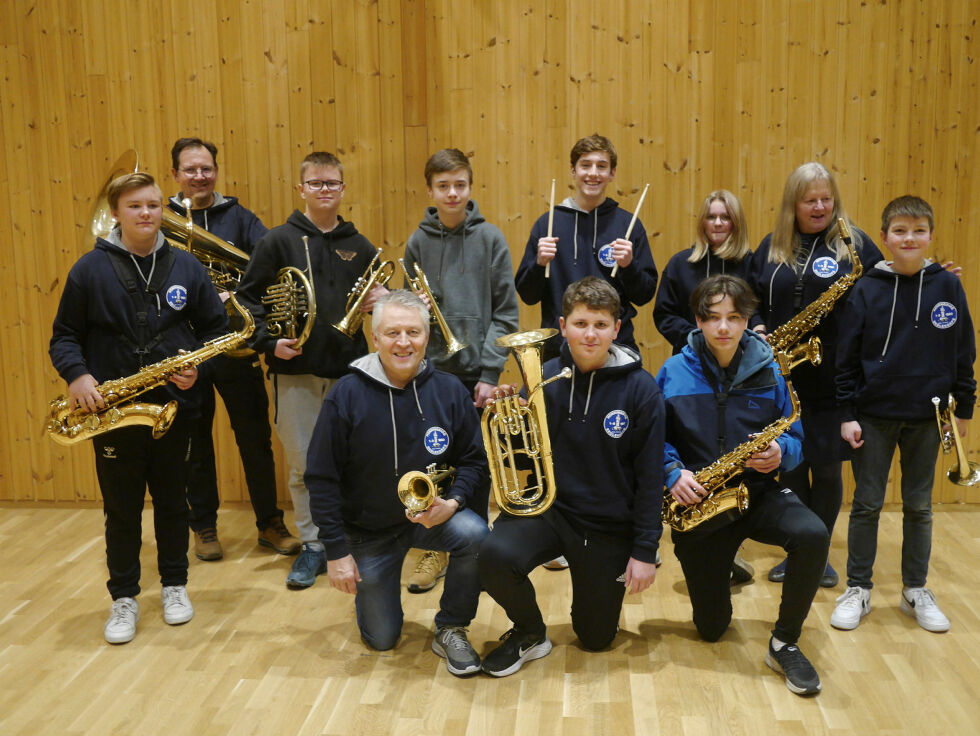 Det er Honningsvåg skolekorps som står som arrangør for konserten i skolens aula søndag. Bak fra venstre Sigve Kjosbakken, Martin Martinsen, Storm Salamonsen, Brage Olavsson, Mikail Jensen Araci, Ronja Kjosbakken, Edna Toften og Jonatan Kjosbakken. Foran fra venstre Per-Inge Mauno Jensen, Daniel Martinsen og Sebastian Jensen Araci.
 Foto: Geir Johansen