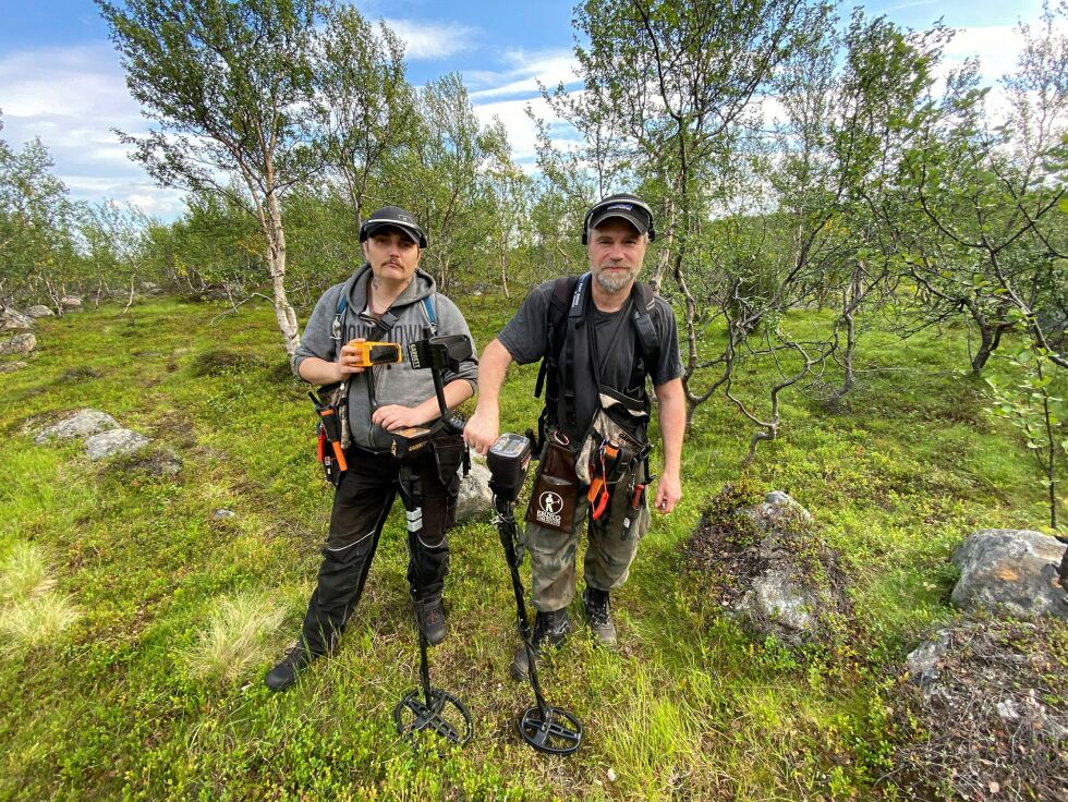 Sti­an Iver­sen (til venst­re) og Ken Rein­holdt­sen er blant 700 med­lem­mer i Norsk rustjegerforbund, som le­ter et­ter me­tall i bak­ken, og i sær­de­les­het fra kri­gen om de bor i nord.