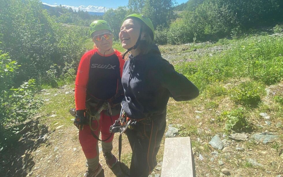 Det var hele 16 ungdommer med fra Porsanger til klatreparken i Alta. På bildet: Christina Mikalsen og Lisa Kristina Mikalsen.