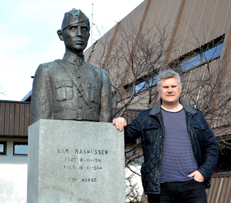 Komitéleder Geir Olav Næss, her ved bysten til motstandsmannen Karl Rasmussen, håper på stor oppslutning omkring veterandagen 8. mai.
 Foto: Arne Lindbach
