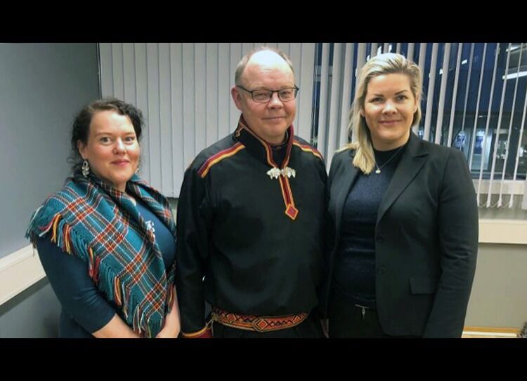 Sametingsrådene Silje Karine Muotka (NSR) og Henrik Olsen (NSR) sammen med fylkesråd for kultur, miljø og folkehelse i Nordland, Aase Refsnes (SV).
 Foto: Nordland fylkeskommune