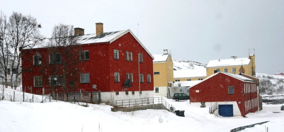De tidligere skole- og internatbygningene i Karlebotn er i ferd med å pusses opp, men vil ifølge eierne kunne brukes som akuttmottak
 Foto: Torbjørn Ittelin
