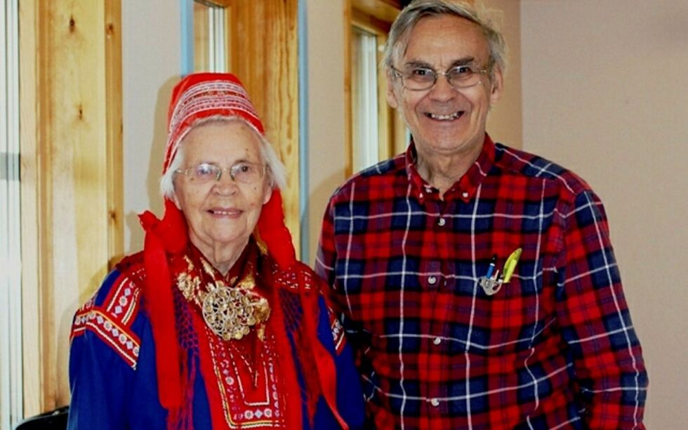 100-årsjubilanten Edel Hætta Eriksen og gratulanten Odd Mathis Hætta er begge hedret med St. Olavs orden for sin banebrytende innsats for samisk kultur og samfunnsliv.
 Foto: Privat