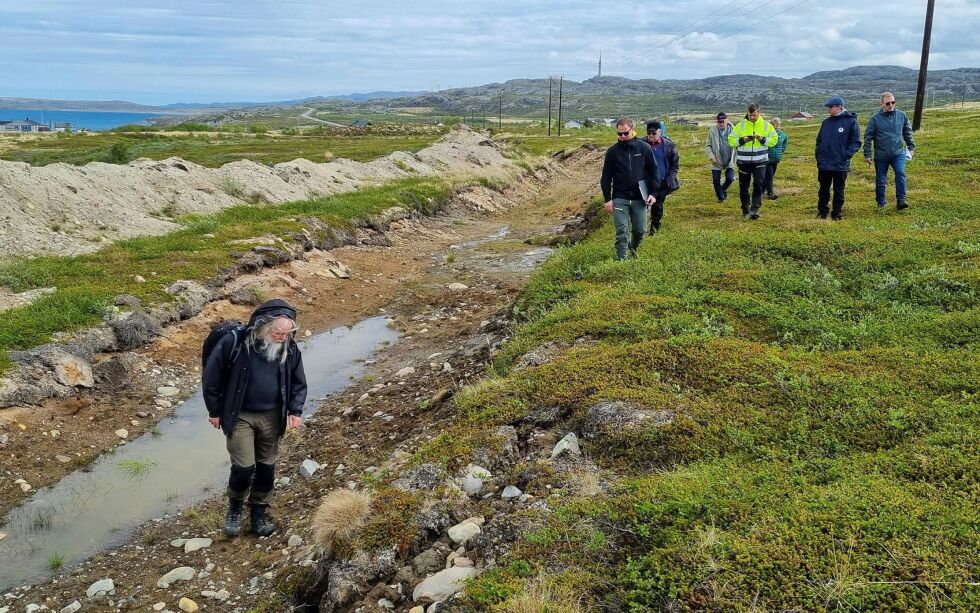 Dommen mot Nesseby kommune i kulturminnesaken er nå rettskraftig. Her fra rettens befaring av grøfta som går mellom Karlebotn og Sirddagohppe.