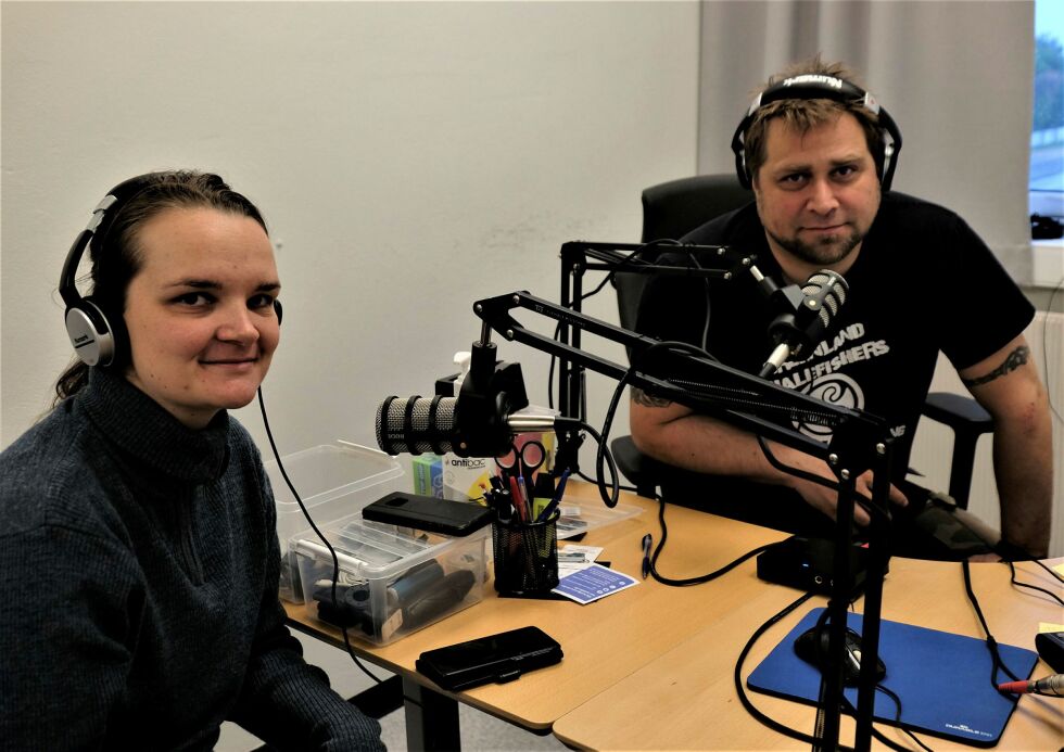 Lisbeth R. Dragnes og Raymond Olufsen skal sørge for ukentlig radiosendinger fra Quæncasten i Vadsø.  FOTO: BJØRN HILDONEN
