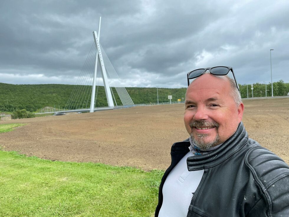 Paul Mathisen synes området rundt brua er blitt superfint og gir muligheter for fine nærturer, noe som igjen gagner folkehelsa.
 Foto: Birgitte Wisur Olsen