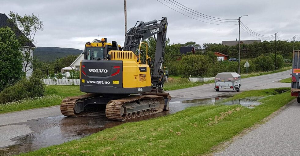 Brudd på vannledningen midt i bygda gjorde at vannet uteble fra kranene i Vestre Jakobselv tirsdag. Mannskap og maskiner var på plass i morgentimene for å løse problemet.
 Foto: Torbjørn Ittelin