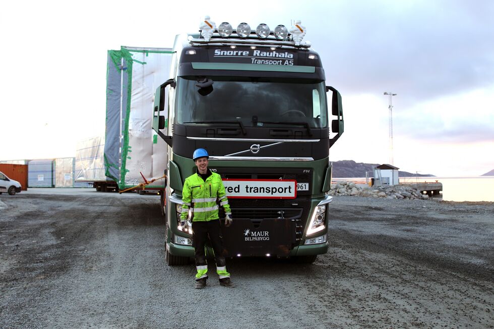 Kenneth Mikkelsen, med trailer fra Snorre Rauhula Transport, var sjåføren som skulle få frakte første seksjon opp til sykehuset. Her er han klar på kaia like før politieskorten ankom.
 Foto: Silje L Kvammen