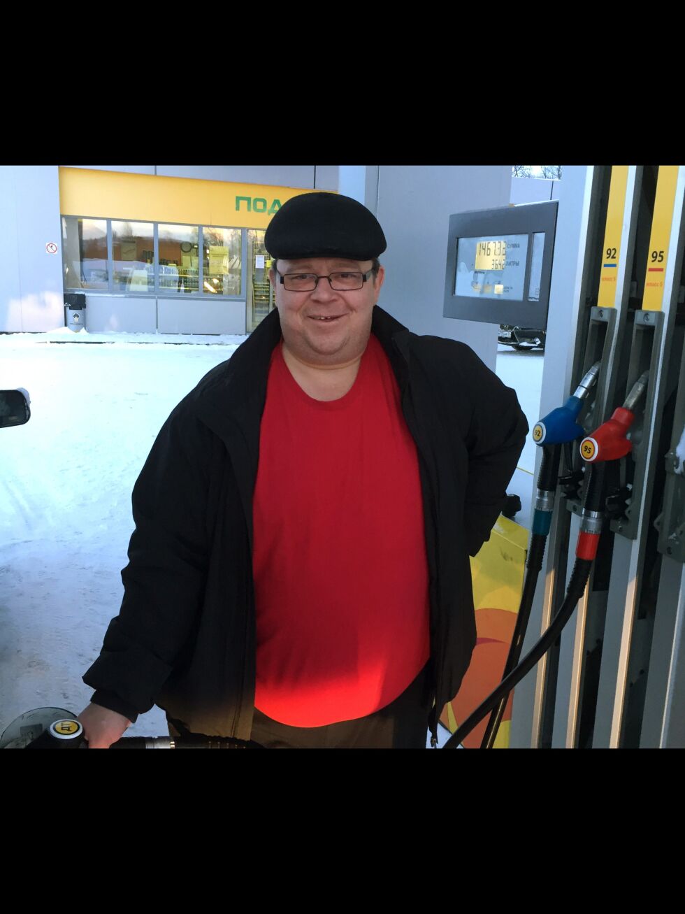 Jan Tore Rasvik fyller jevnlig, og han sier han knapt merker at dieselprisen nylig gjorde et hopp på rundt tjue øre, slik at én liter diesel ut fra kursen på onsdag var kroner 5,60.
 Foto: Hallgeir Henriksen