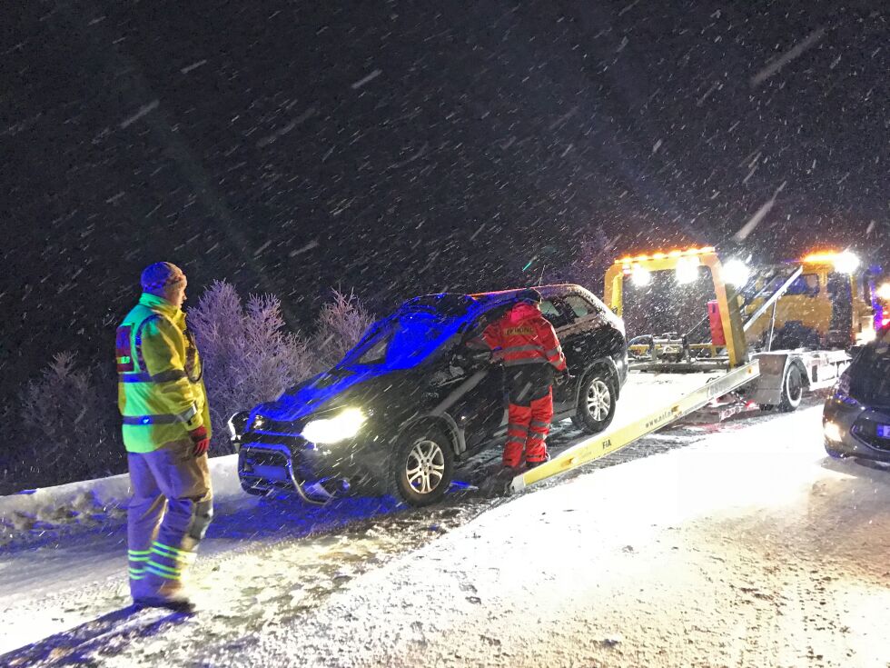 De fire personene ble ifølge politiet fraktet til helsesenteret. Her frakter bilberginga bilen fra skadestedet.
 Foto: Marius Thorsen