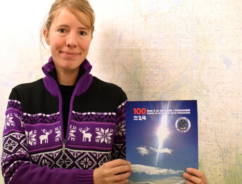 Sandrine Bocher og Kai-Simon Johansen er nå klar med andre boka om forskjellige naturaktiviteter i Porsanger.
 Foto: Bjørn Arne Johansen