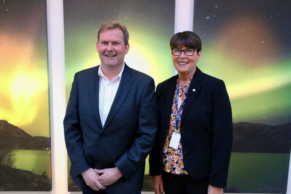 Styreleder Harald Larssen i Helse Finnmark roser avtroppende direktør Eva Håheim Pedersen for hennes jobb i åtte år, selv om hun tidvis har fått mye kritikk fra ulike hold.
 Foto: Finnmarkssykehuset HF