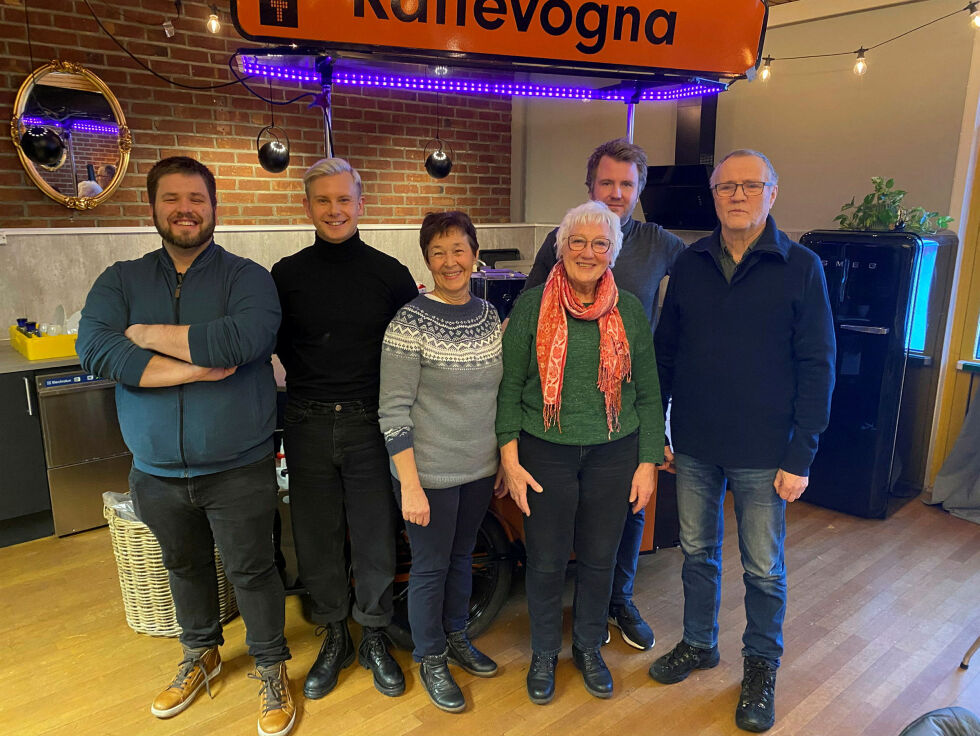 Her poserer rektor Per Anders Store, dirigent Adam Svensson, kormedlemmene Kirsten Greiner Ovesen, Inger Borthen og Per Arne Carsten med bymisjonsleder Torbjørn Brox Webber bak.
 Foto: Hallgeir Henriksen
