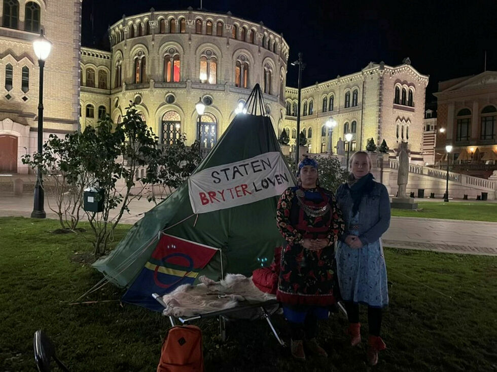 Machi Millaray og Eva Fjellheim ved Mihkkal Hættas  lavvo utenfor Stortinget.
 Foto: Privat
