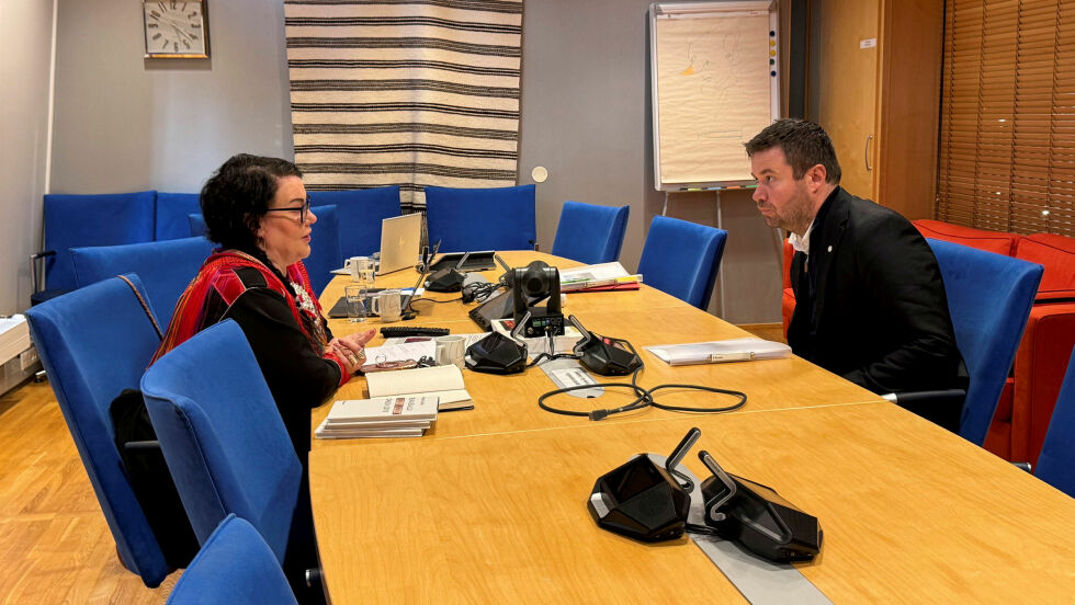 Geir Pollestad i møte med Silje Karine Muotka.
 Foto: Irmelin Klemetzen