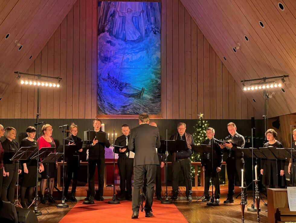 Porsangerne inviterte til en hyggelig førjulsstund i Lakselv kirke.
 Foto: Hannah Persen