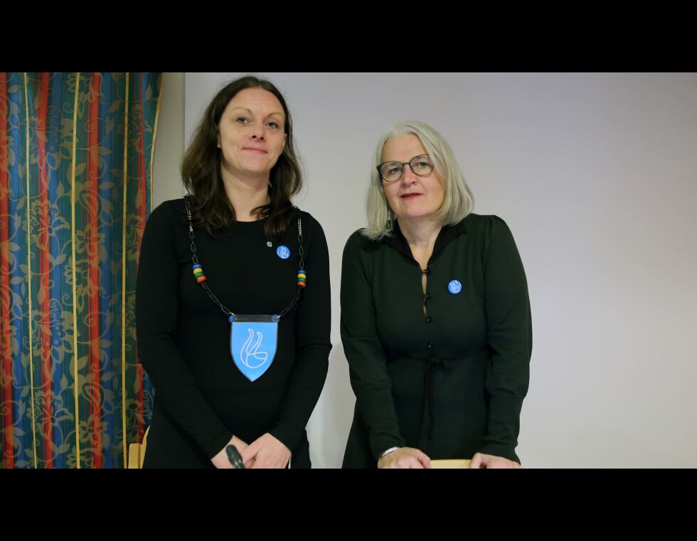 Britt Kristoffersen er den første ordføreren i nye Hamarøy kommune og Elin Edsvik (Ap) den første varaordføreren. Det er vedtatt nytt kommunevåpen, men nytt ordførerkjede var ikke klart til møtet. Dette hadde avtroppende ordfører Jan-Folke Sandnes fikset. Han la et heimelaga kjede rundt halsen på Kristoffersen da han overlot dirigentbordet til henne etter ordførervalget.
 Foto: Erling Urheim