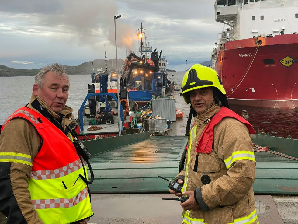 Inn­sats­le­der Odd­leif Wara (til venstre) og lag­le­der Rolf Gun­nar Nil­sen i brann­ve­sen­et fulg­te godt med fra kai­kan­ten. Ifølge Wara had­de rus­ser­ne kon­troll på brann­en et­ter en knapp time.
 Foto: Hallgeir Henriksen