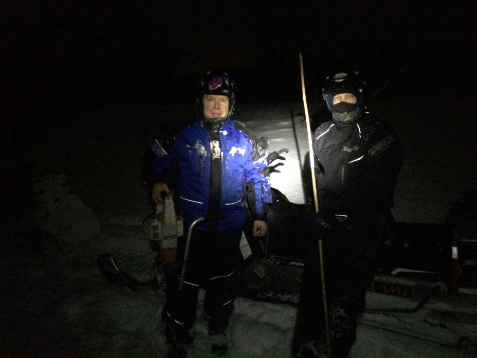 De har stikket milevis med skuterløyper i Tana.  – Det har gått helt fint, vi startet jobben i morges, forteller Tommy Rune Johansen og Petteri Soini. Ságat møter dem ved Holmevann i løypa ned mot Smalfjord.