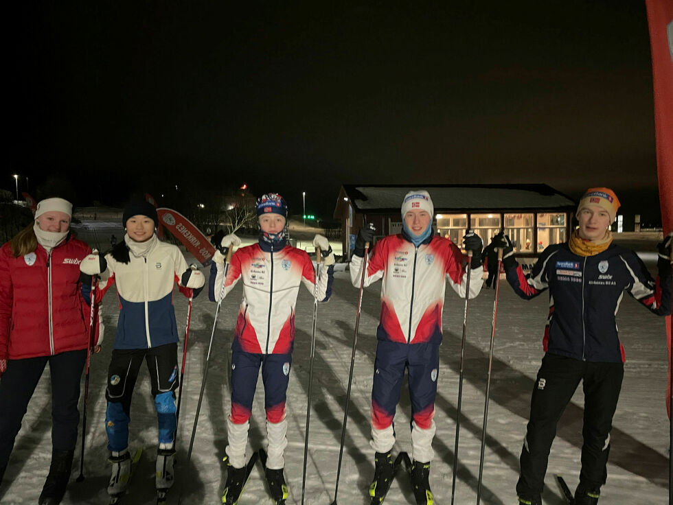 Ungdomsgjengen som var med på dugnad. Fra venstre Mathea, Maja, Fredrik, Ole Jonas og Vemun.
 Foto: Nikita Møllersen