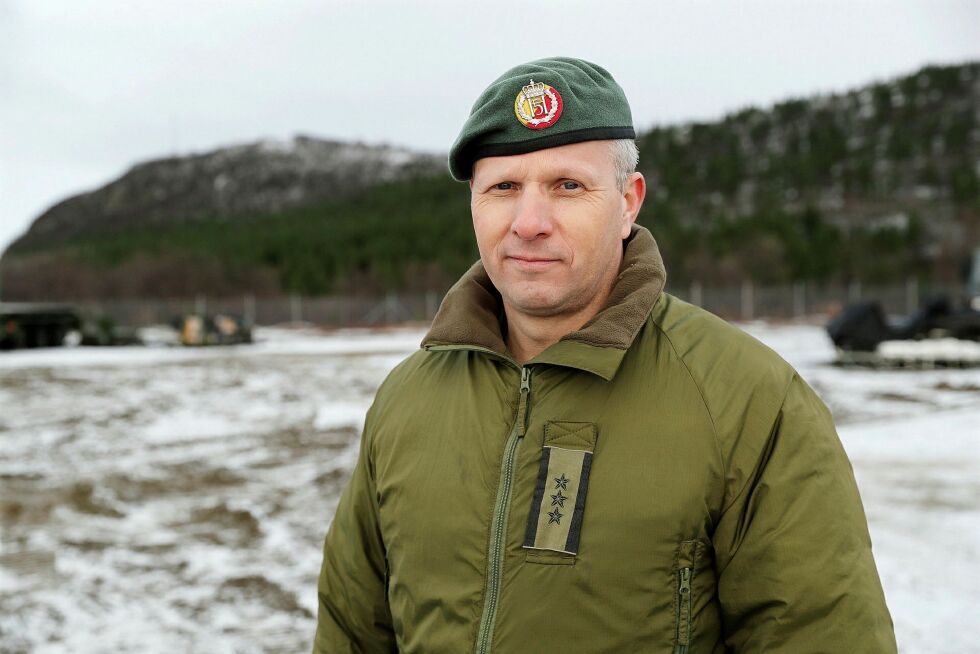 Sjef for Finnmark landforsvar, oberst Tomas Beck, forklarer at den nye traseen er lagt rundt de mest kritiske områdene på skytefeltet. Foto: Torbjørn Kjosvold/Forsvaret
 Foto: Torbjørn Kjosvold/Forsvaret