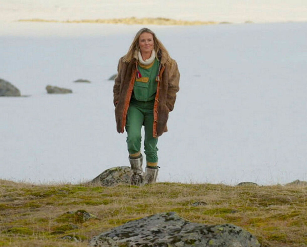 Programleder Helene Olafsen i håndlaget samisk kåpe og «designerskoene» fra Gába.
Foto: Print screen, dagbladet