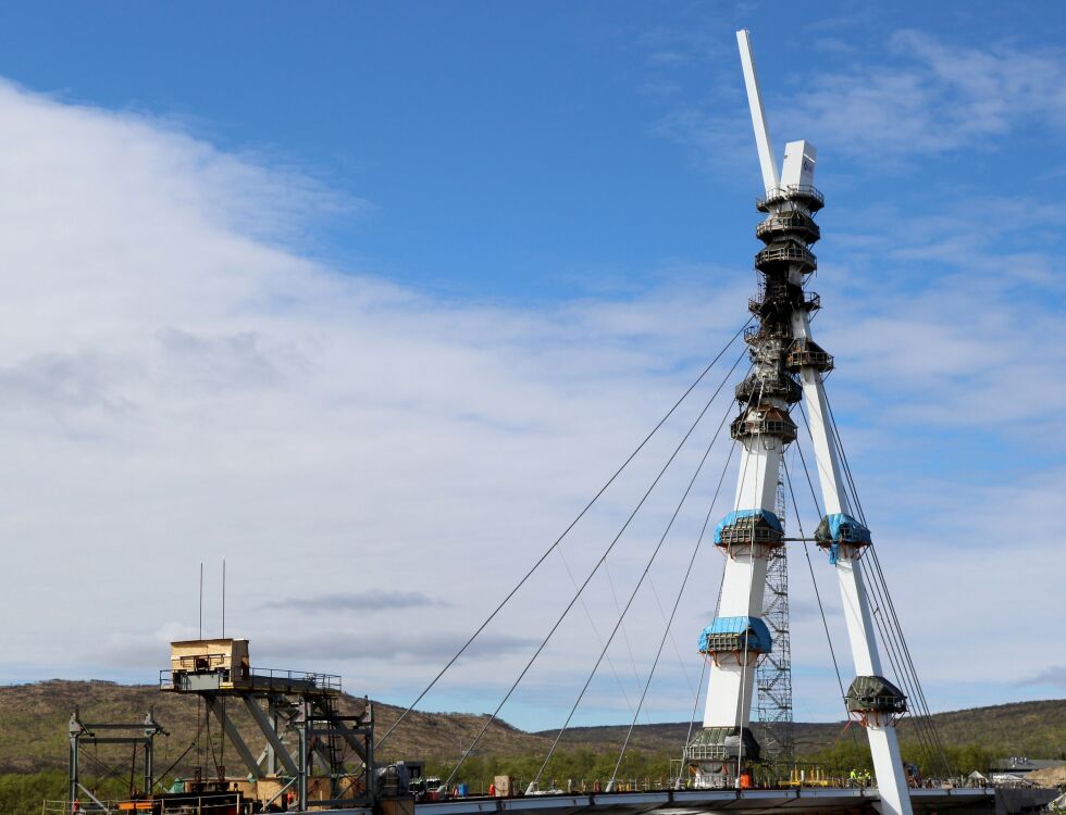 Prosjektleder Kaare Ramberg (innfelt) tror ikke brannen i nybrua onsdag vil forsinke utbyggingen
 Foto: Torbjørn Ittelin