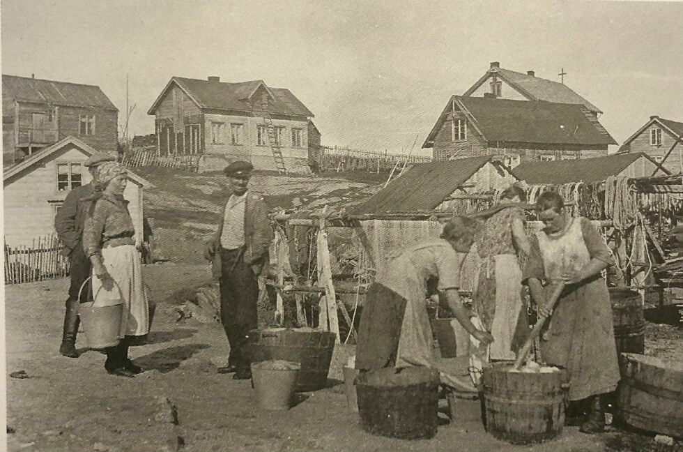 Da Samuli Pauluharju tok dette bildet ved vannposten på Bugøynes i 1926-27, snakka alle i fiskeværet finsk.
 Foto: Samuli Pauluharju