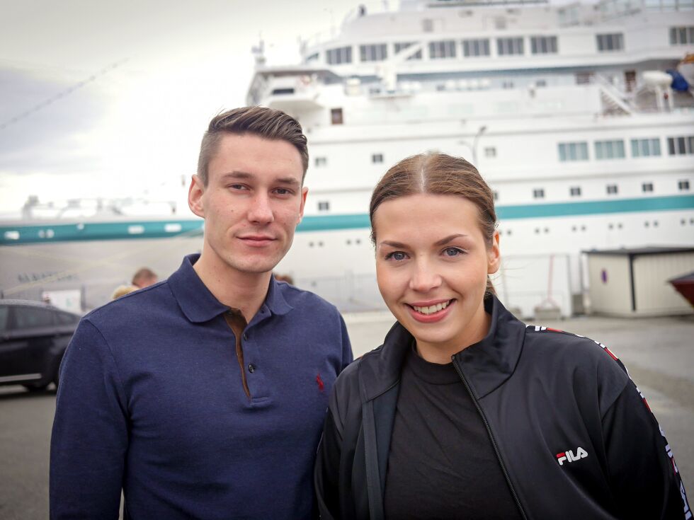 Det er hektiske dager for Marius Riise Samuelsen og Marianne Berg i turistinformasjonen i Honningsvåg. Denne dagen ligger tre cruiseskip i havna. Begge er enige om at arbeidet deres både er artig og lærerikt.
 Foto: Geir Johansen