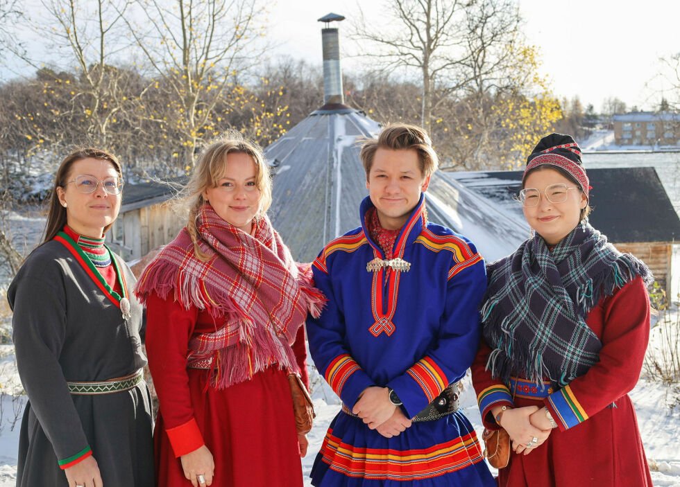 Lávdan Sámi Arena er en del av Interreg-prosjektet ReCap ASáp – Regaining capacity in a changing Sápmi, et prosjekt som går ut på å styrke det samiske sivilsamfunnet. Fra venstre: Åsa Larsson Blind (prosjektleder), Enni Similä fra finsk side, Simon Lundmark Kuhmunen fra svensk side og Helene Ajuna Olsen fra norsk side.
 Foto: Samerådet/Piera Heaika Muotka