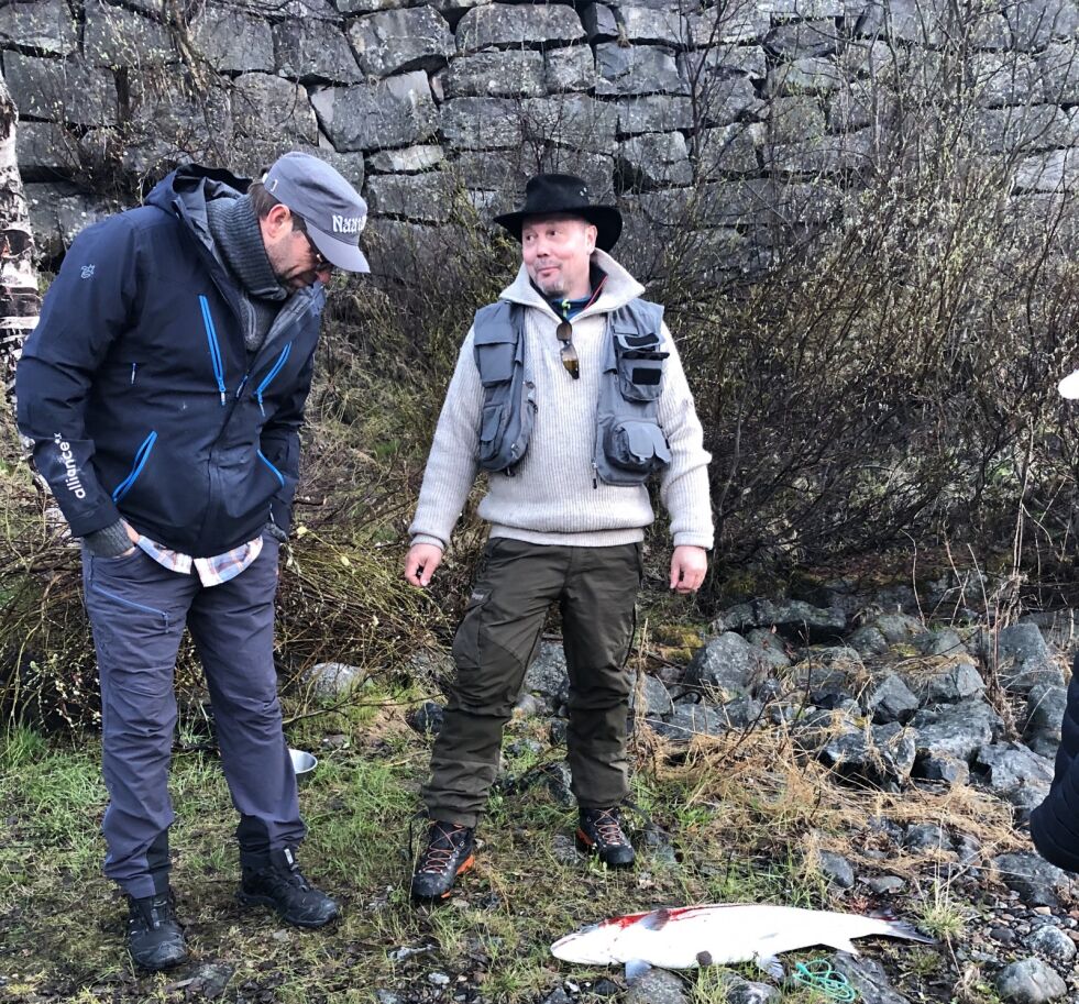 PÅ LAND: Trond Mikkelsen (til høyre) var godt fornøyd med at han fikk den første laksen nedenfor brua i Neiden, også i år. Laksen veide 8,6 kilo.
 Foto: Claus Bergersen