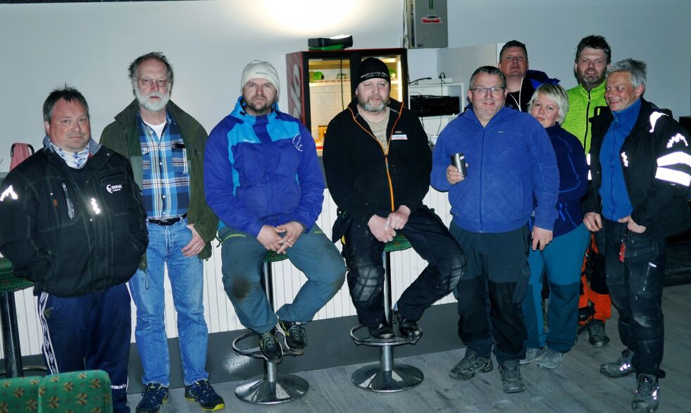 De sier seg godt fornøyde med det nye klubbrommet de har fått ordnet i huset i Nordkappveien som Nordkapp MC-klubb nå har. Her er noen av medlemmene samlet. Fra venstre Helge Hansen, Johan Nordlund, Sven Magne Bye, Jan Kjetil Halvorsen, Jan Ivar Leiknes, Gøril Wagelid og Geir Gaare. Bak står Ronny Holst og Ted Åge Solvik.
 Foto: Geir Johansen