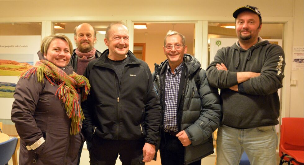 Med ordfører Aina Borch (til venstre) i spissen, er fisker Bernt Wilhelmsen (bakerst), fisker og møteintiativtaker Einar Olsen, Sametingets fiskeripolitiske talsmann Inge Arne Eriksen og fisker og gründer Svein Vegar Lyder, klare til kamp for fjordbefolkningenes eksistensgrunnlag og rettigheter.
Foto: Sonja E. Andersen